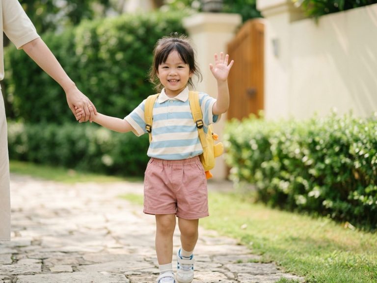 Chuẩn bị trang phục cho bé đi học mầm non ngày đầu tiên
